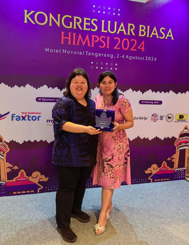 Left to right: Made Syanesti Adishesa (Head of CSSC) and Fajar Erikha (Director of DASPR) during the MOU signing.