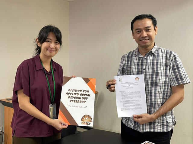 Left to right: Made Syanesti Adishesa (Head of CSSC) and Fajar Erikha (Director of DASPR) during the MOU signing.