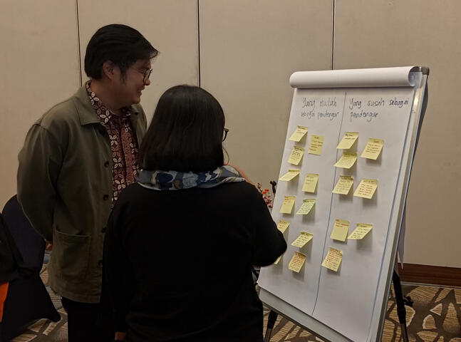 CSSC members Stefani Nugroho & Justinus Budi Santoso reading the trainees' response during the training